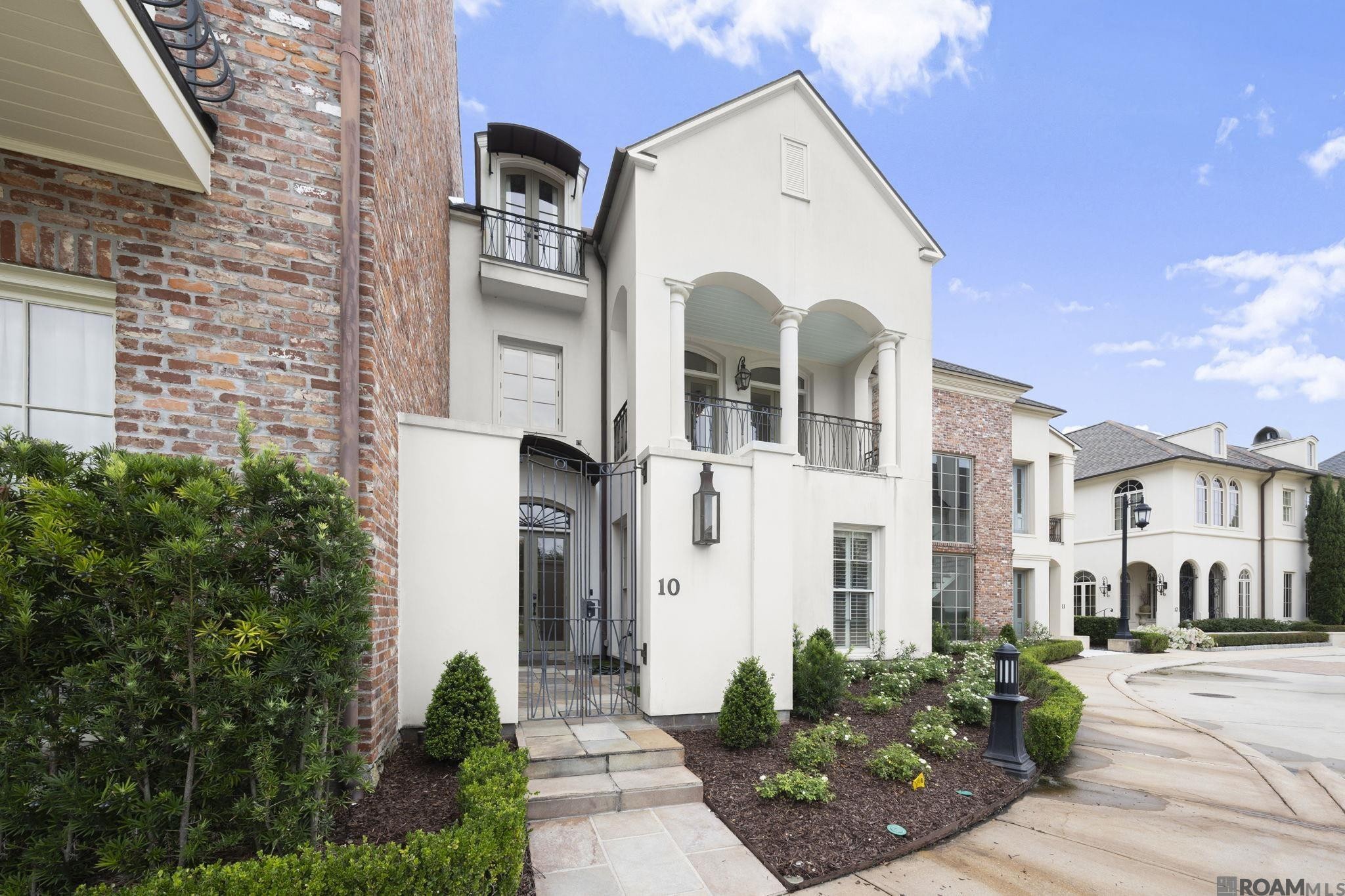 Photo 1 of 45 for 10 Country Club Place, Baton Rouge LA 70809