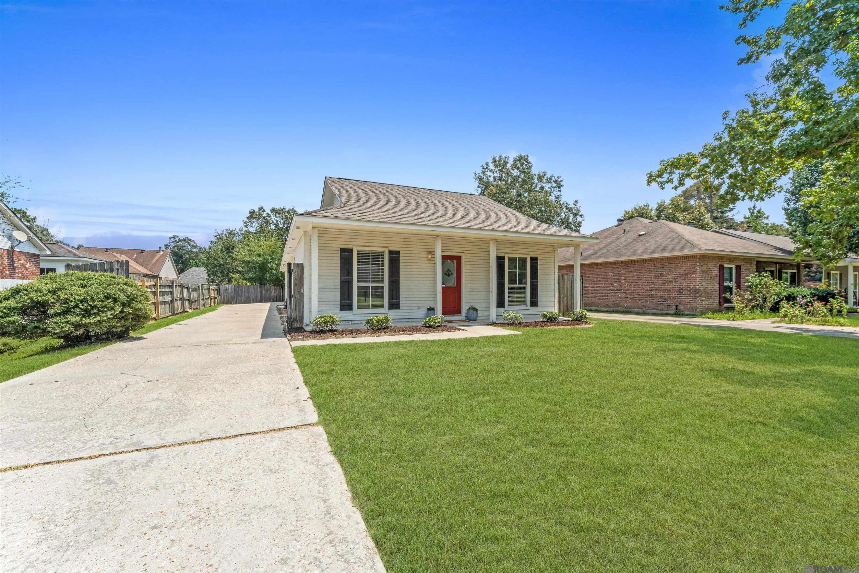 Photo 1 of 29 for 11174 Downey Dr, Greenwell Springs LA 70739