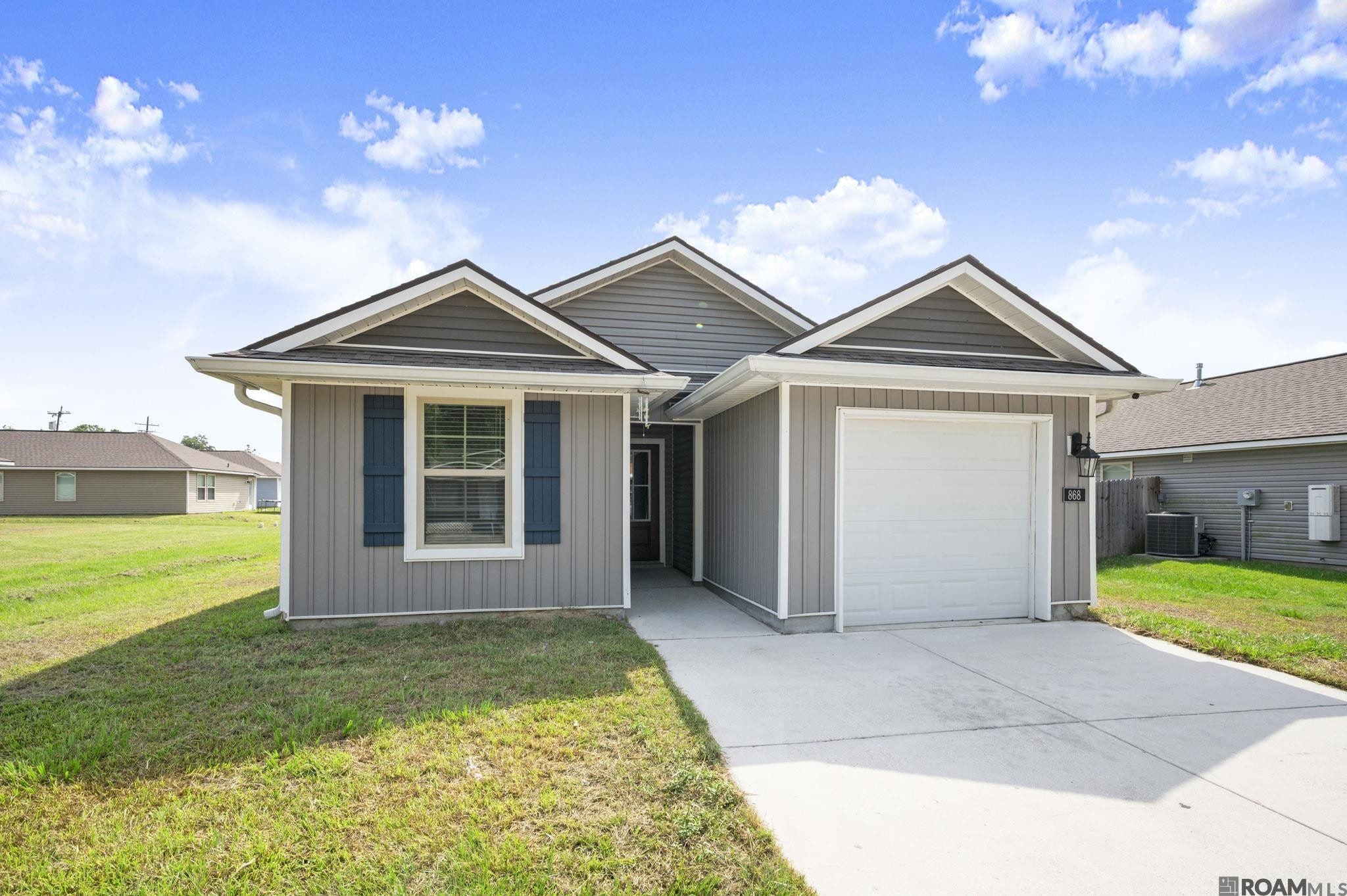 Photo 1 of 17 for 868 N 10th St, Port Allen LA 70764