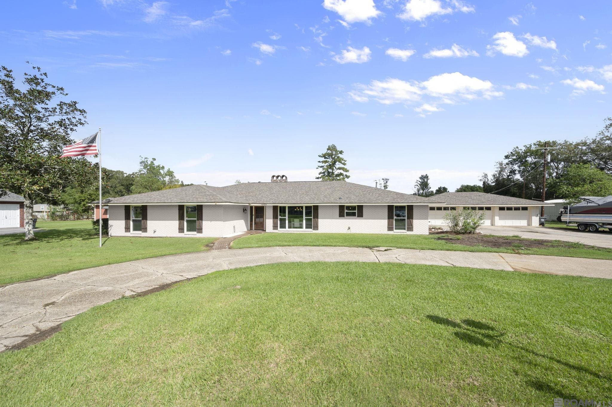 Photo 1 of 35 for 42408 Weber City Rd, Gonzales LA 70737