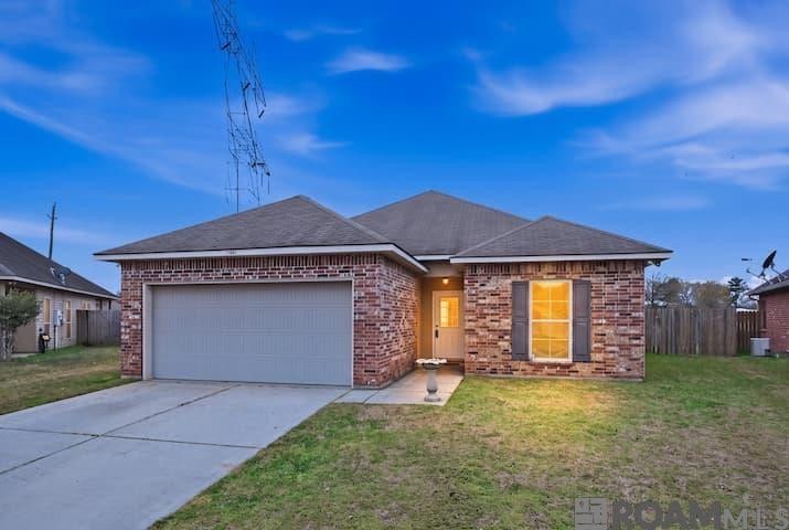 Photo 1 of 27 for 11371 Rossow Ct, Denham Springs LA 70726
