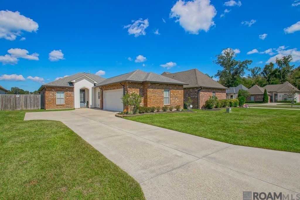 Photo 1 of 31 for 11527 Hideaway St, Denham Springs LA 70726