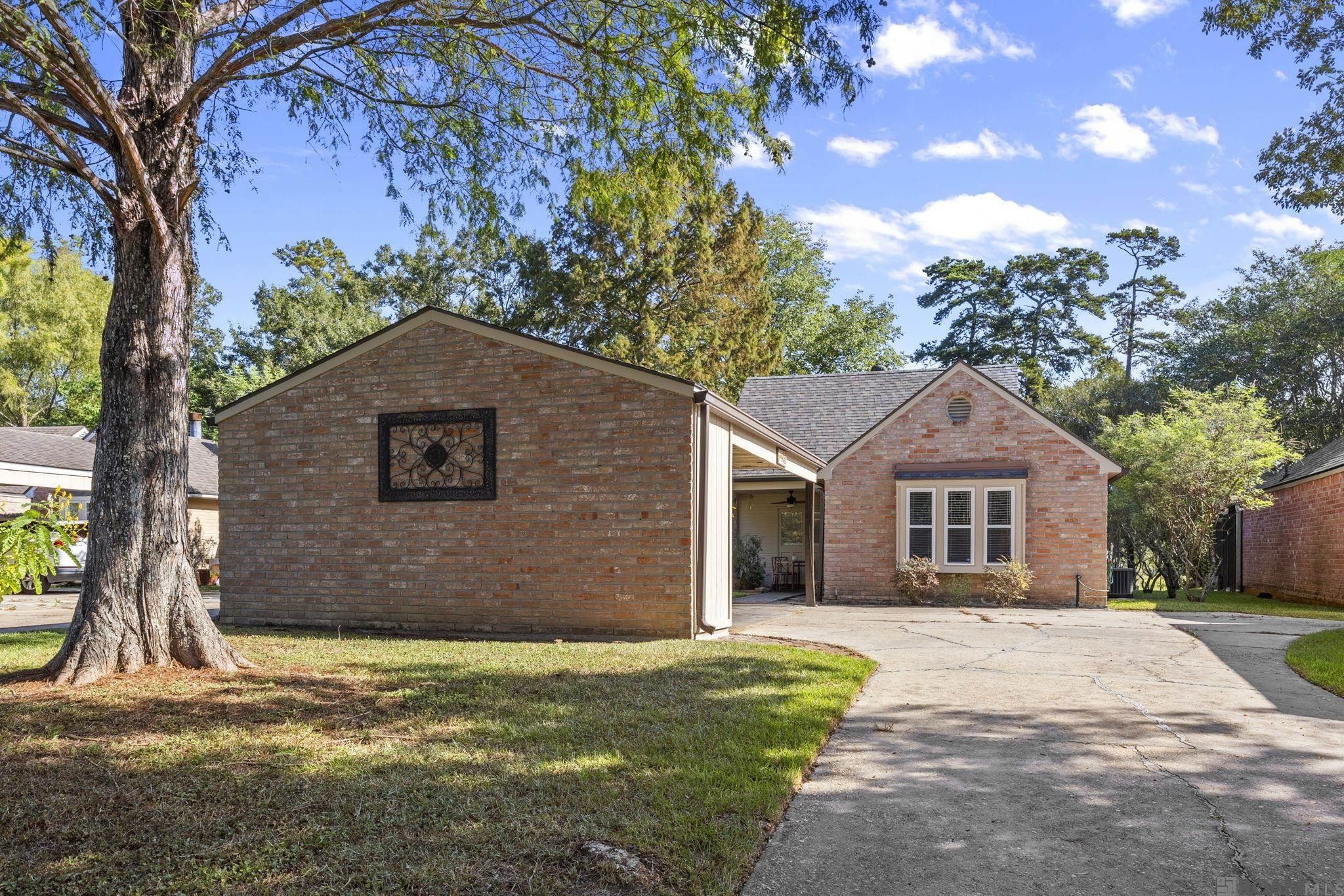 Photo 1 of 22 for 17457 Deer Lake Ave, Baton Rouge LA 70816