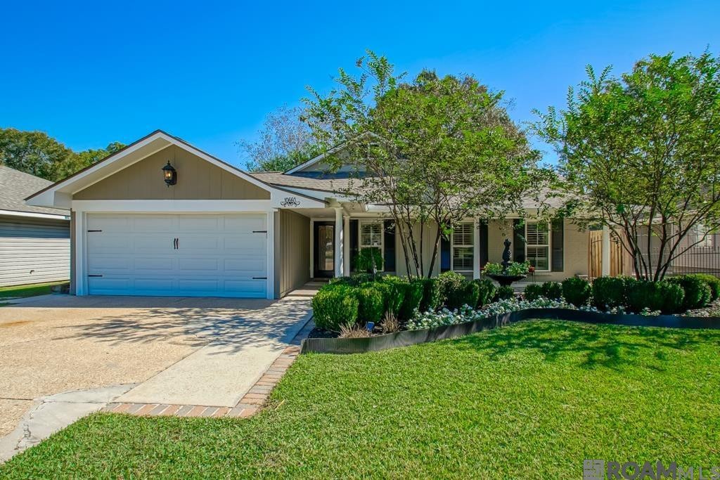 Photo 1 of 32 for 10660 Downey Dr, Greenwell Springs LA 70739