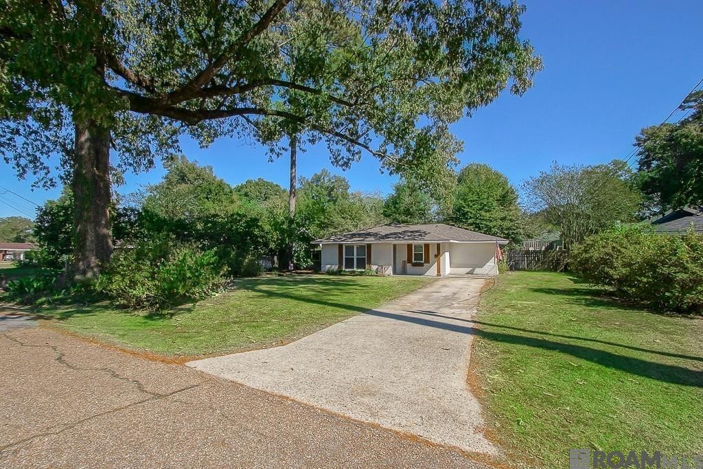 Photo 1 of 24 for 810 Poplar St, Denham Springs LA 70726
