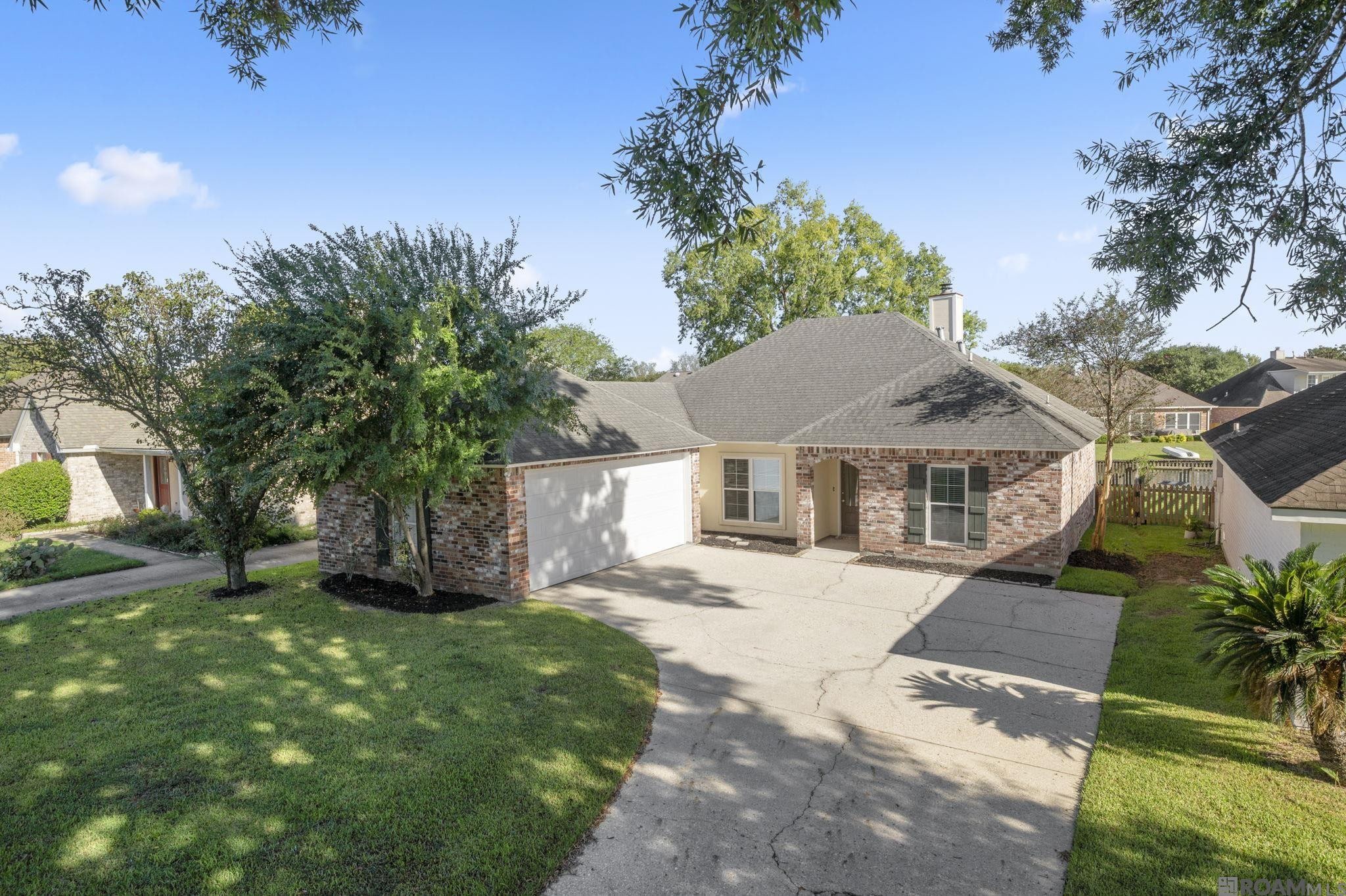 Photo 1 of 26 for 17423 Lake Iris Ave, Baton Rouge LA 70817